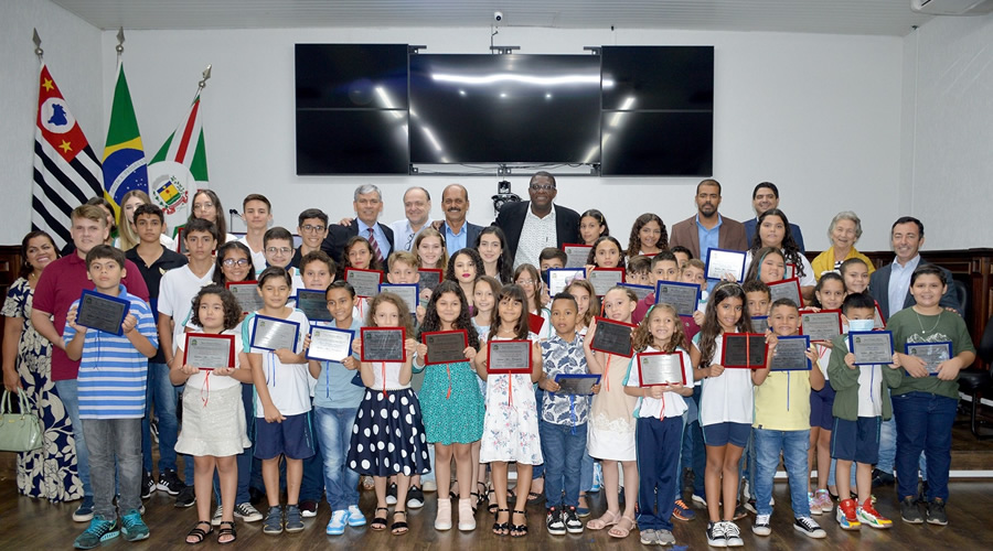 Estudantes das escolas municipais recebem diploma “Aluno Protagonista 2022”